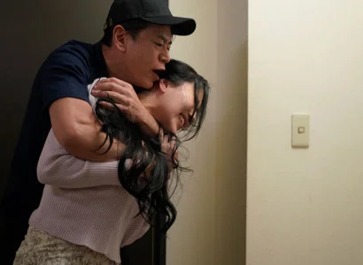 Nữ ca sĩ bị fan cuồng lạm dụng tình dục vì cơ thể quá gợi cảm